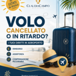Valigia e accessori estivi in aeroporto con informazioni sui diritti del passeggero in caso di volo cancellato o in ritardo.
